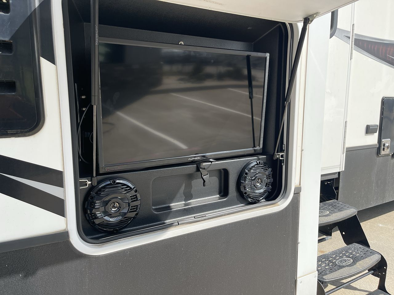 2017 DUTCHMEN VOLTAGE 3305