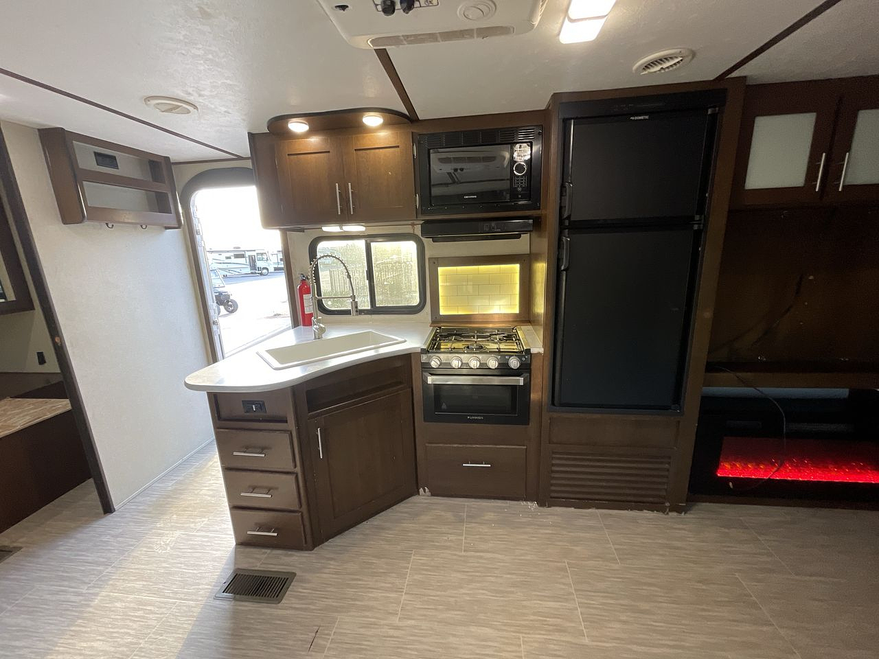 2019 KEYSTONE AVENGER 27DBS