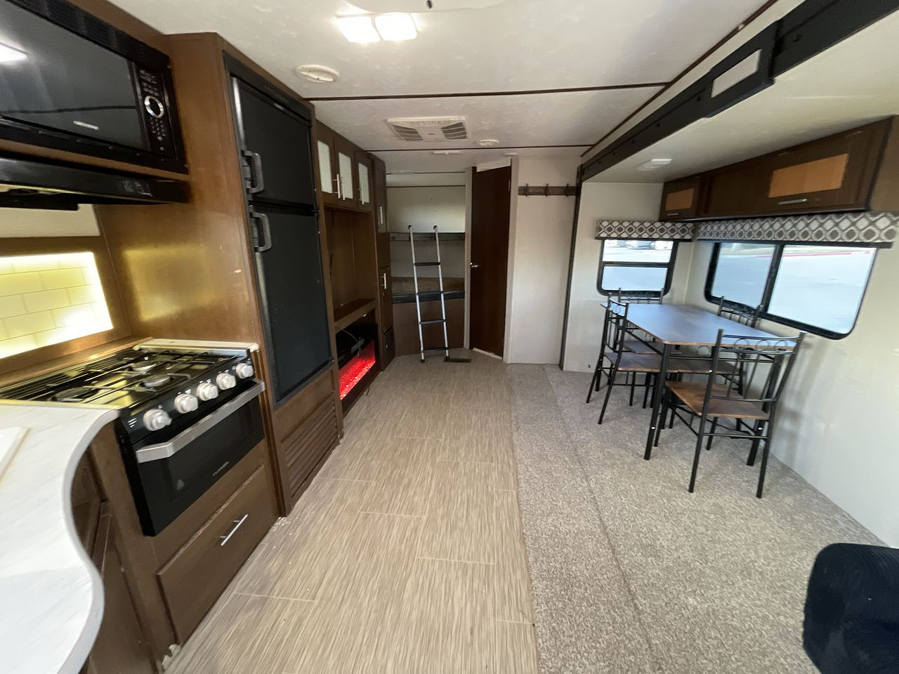 2019 KEYSTONE AVENGER 27DBS