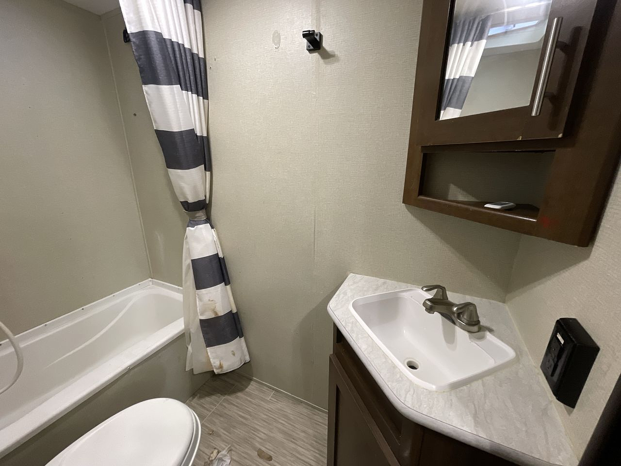 2019 KEYSTONE AVENGER 27DBS