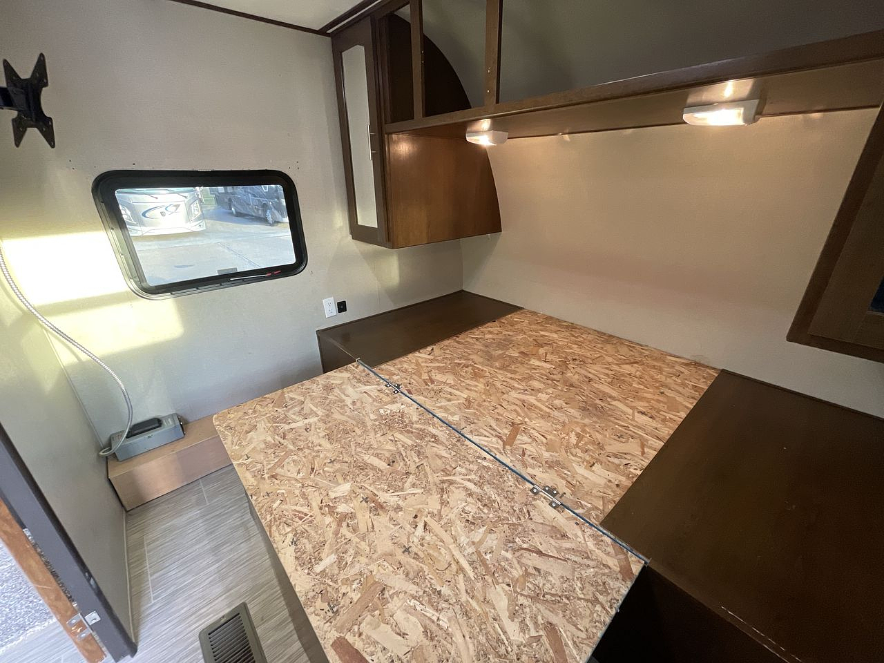 2019 KEYSTONE AVENGER 27DBS