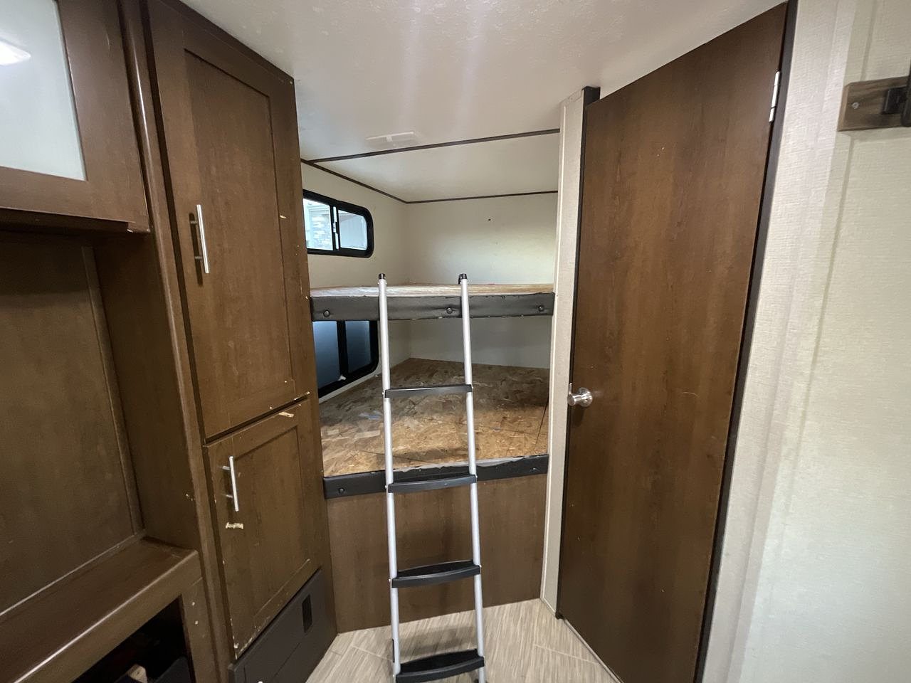 2019 KEYSTONE AVENGER 27DBS