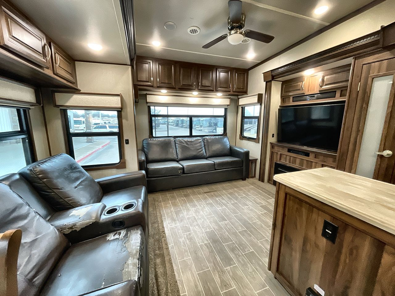 2019 COLUMBUS 383FB PALOMINO