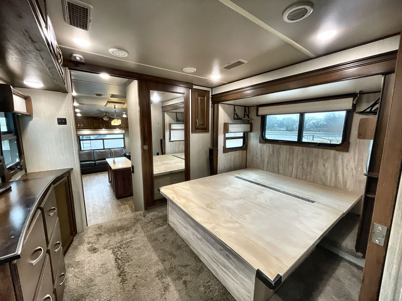 2019 COLUMBUS 383FB PALOMINO