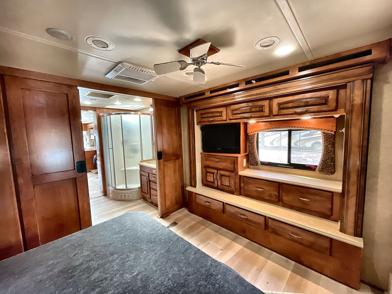 2011 HOLIDAY RAMBLER ENDEAVOR 43PDS