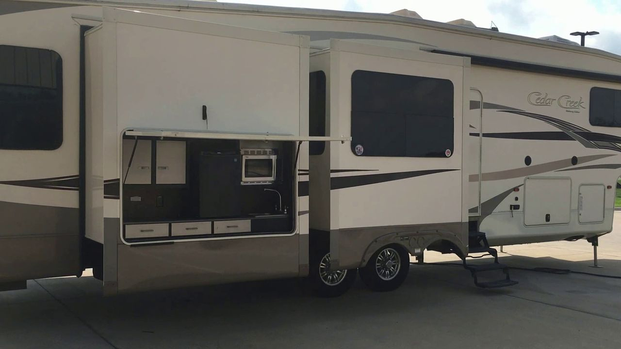 2015 FOREST RIVER CEDAR CREEK 38RD