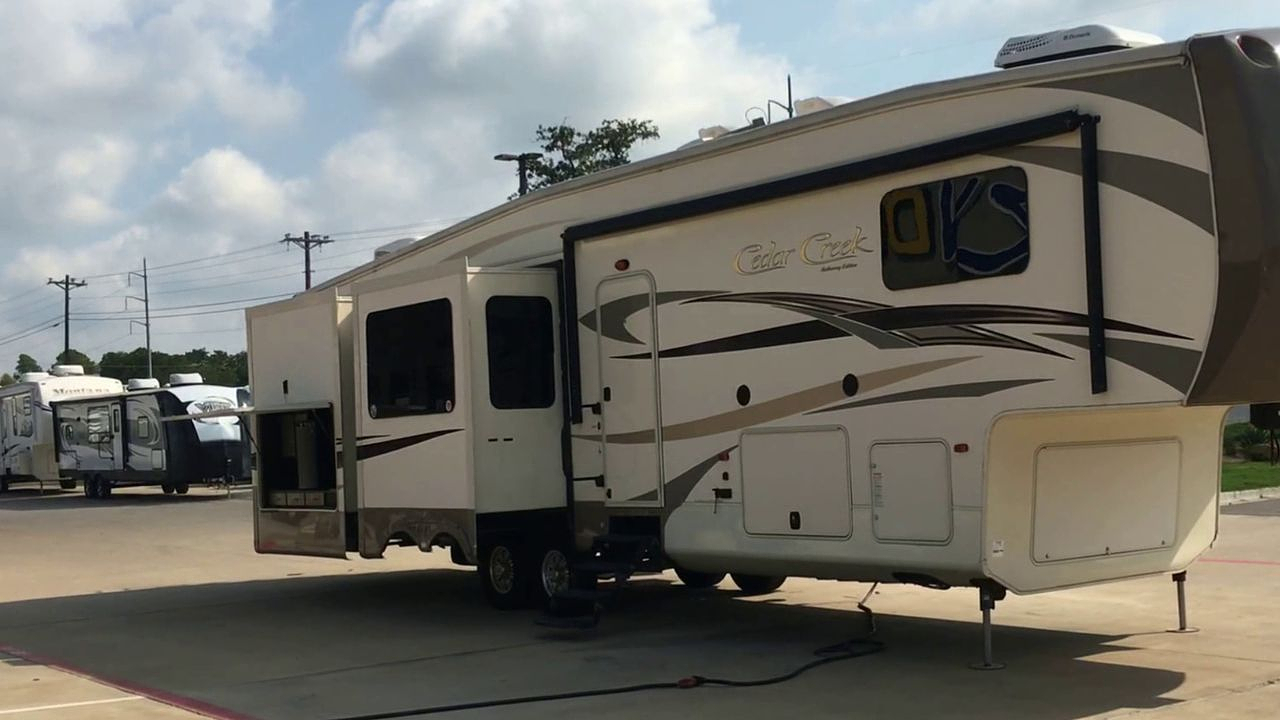 2015 FOREST RIVER CEDAR CREEK 38RD