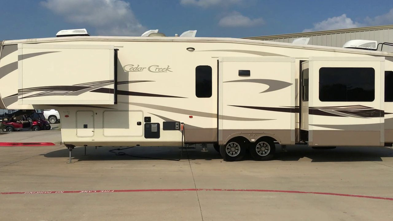 2015 FOREST RIVER CEDAR CREEK 38RD