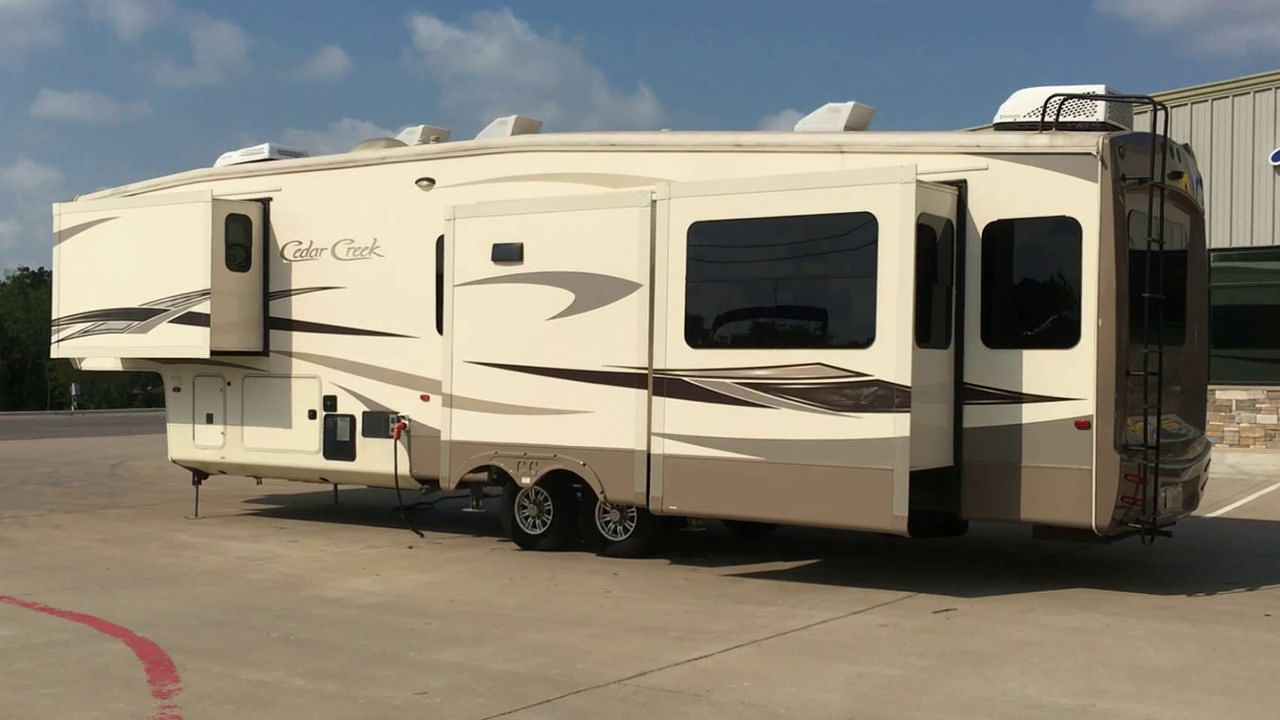 2015 FOREST RIVER CEDAR CREEK 38RD