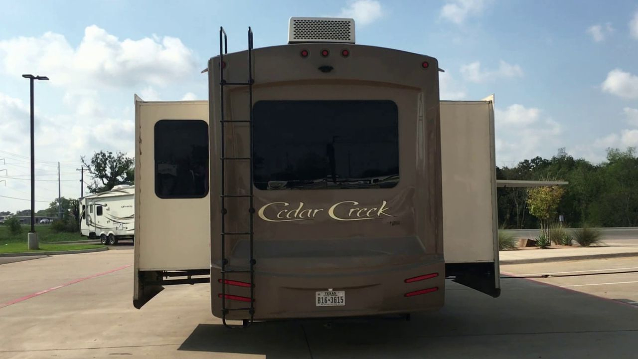 2015 FOREST RIVER CEDAR CREEK 38RD