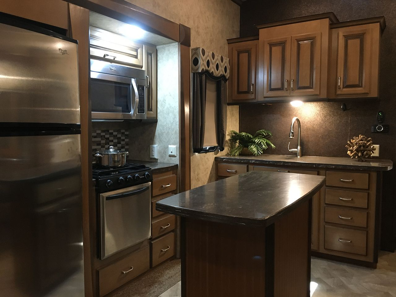 2015 FOREST RIVER CEDAR CREEK 38RD