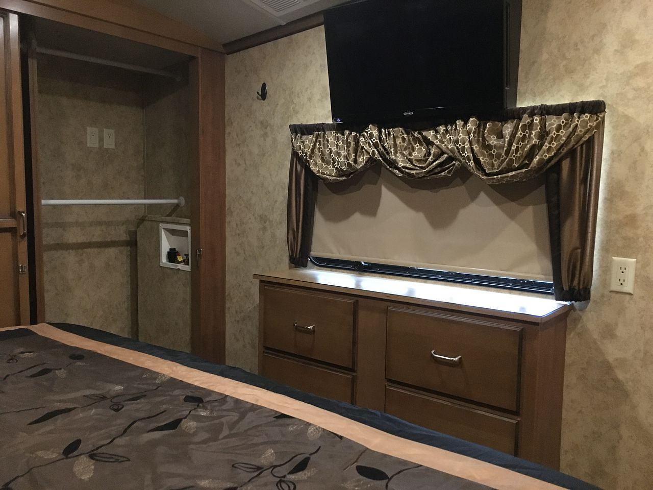 2015 FOREST RIVER CEDAR CREEK 38RD