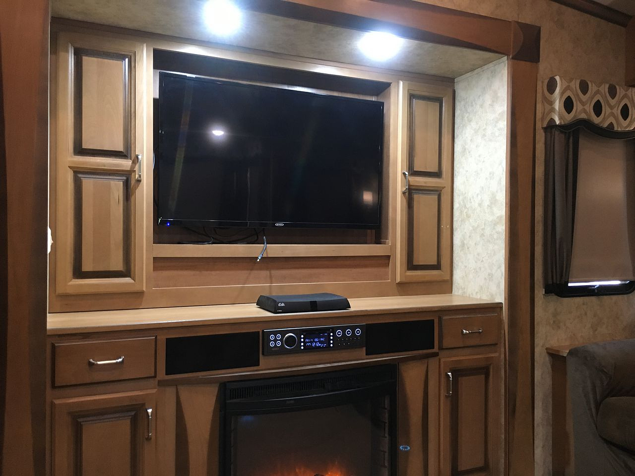 2015 FOREST RIVER CEDAR CREEK 38RD