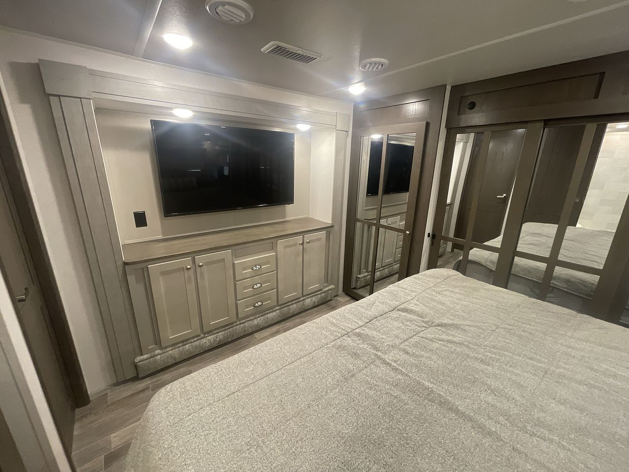 2022 FOREST RIVER COLUMBUS 1492 388FK