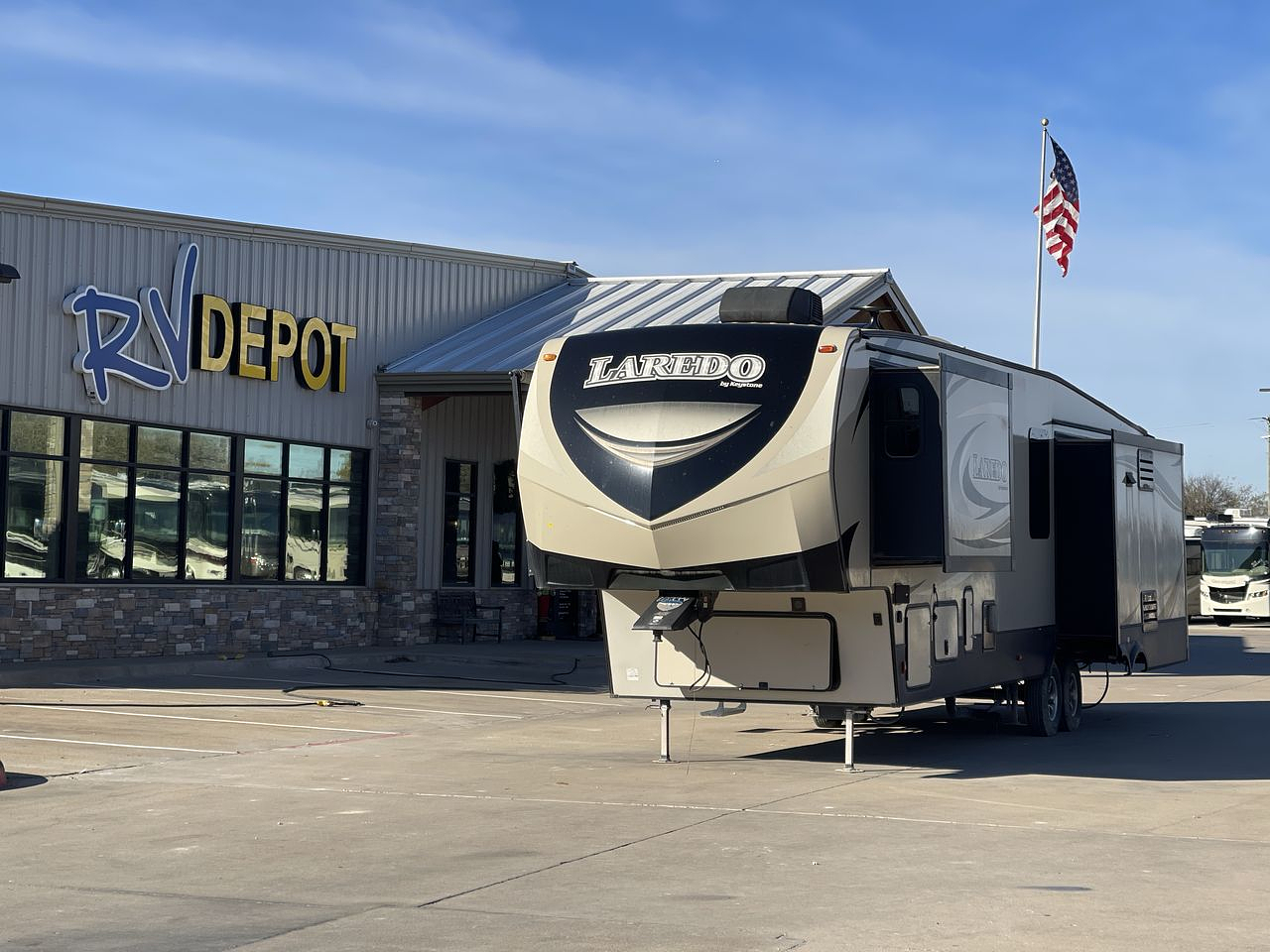 2019 KEYSTONE LAREDO 358BP