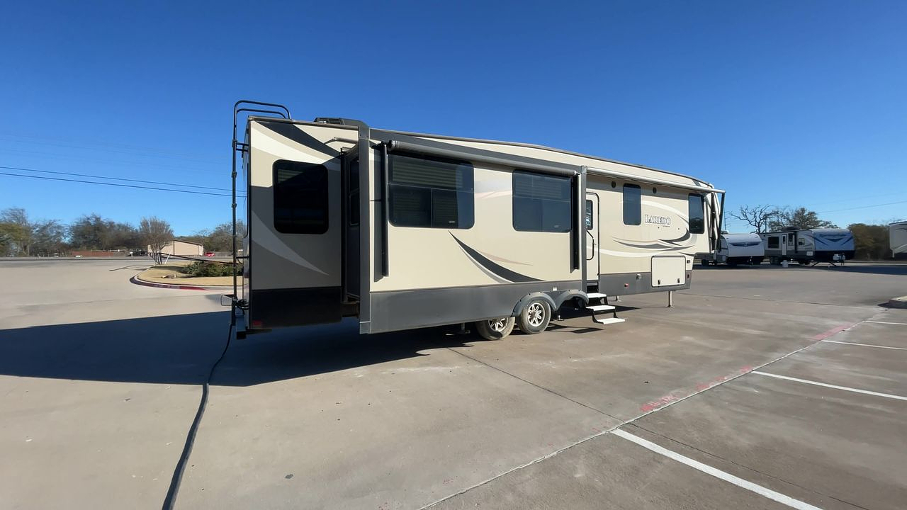 2019 KEYSTONE LAREDO 358BP