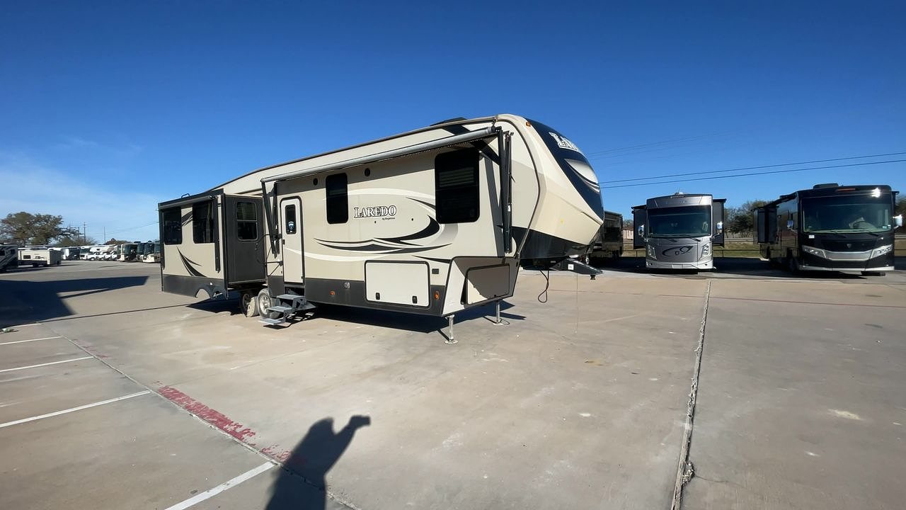 2019 KEYSTONE LAREDO 358BP