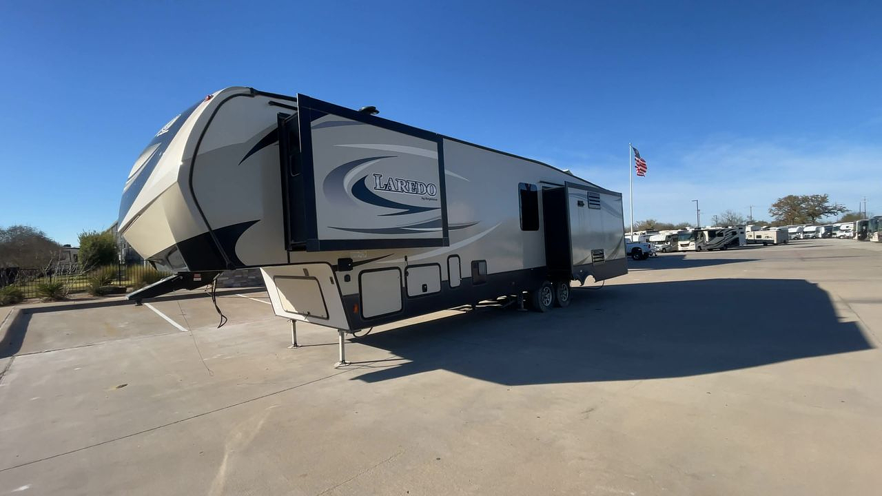 2019 KEYSTONE LAREDO 358BP