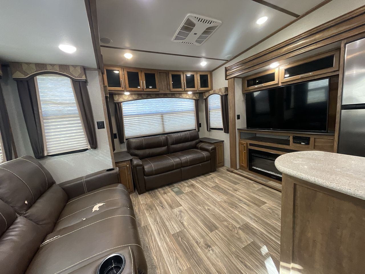2019 KEYSTONE LAREDO 358BP