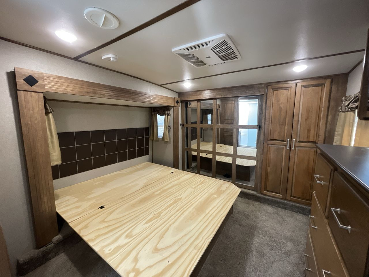 2019 KEYSTONE LAREDO 358BP