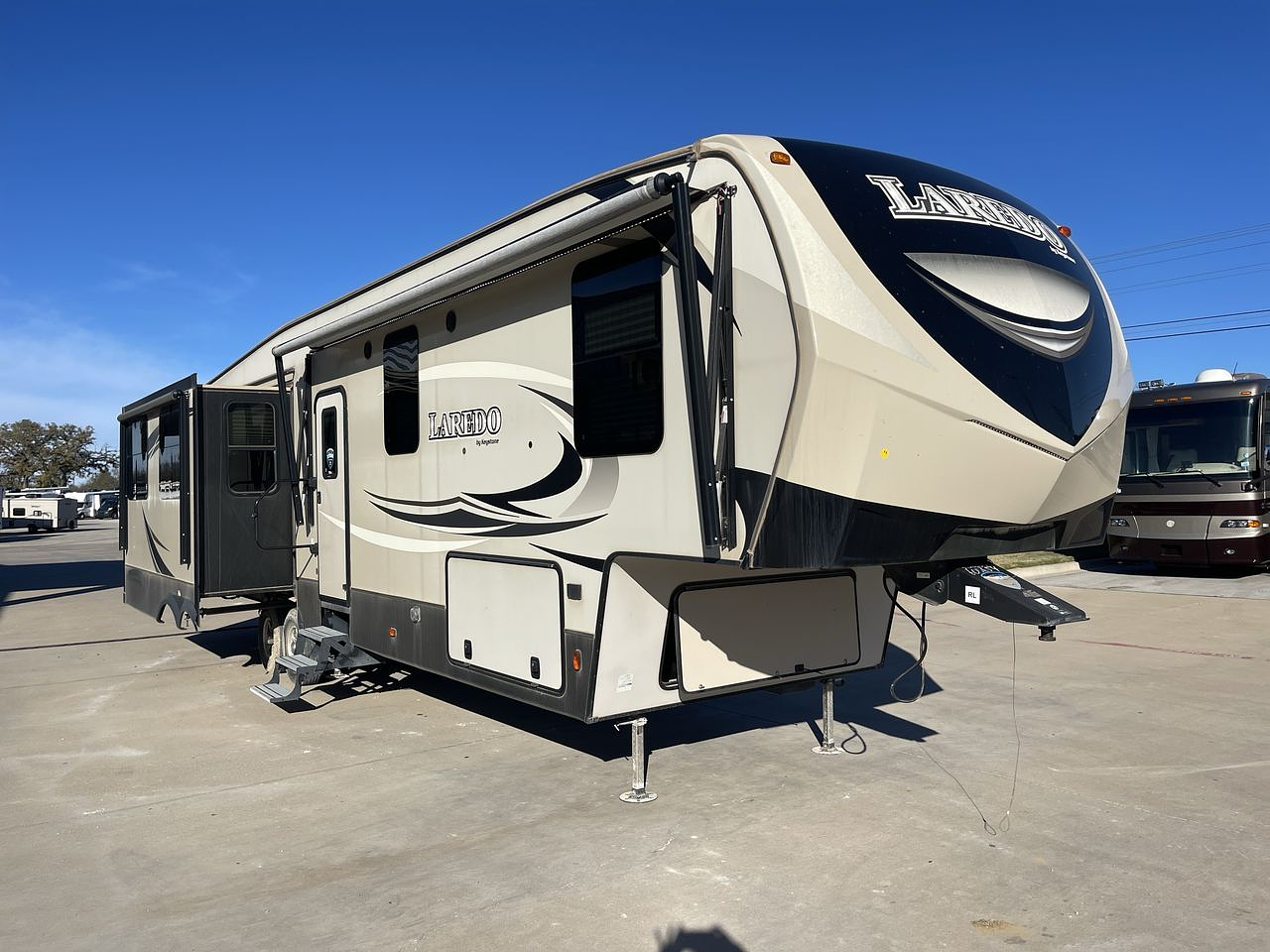 2019 KEYSTONE LAREDO 358BP