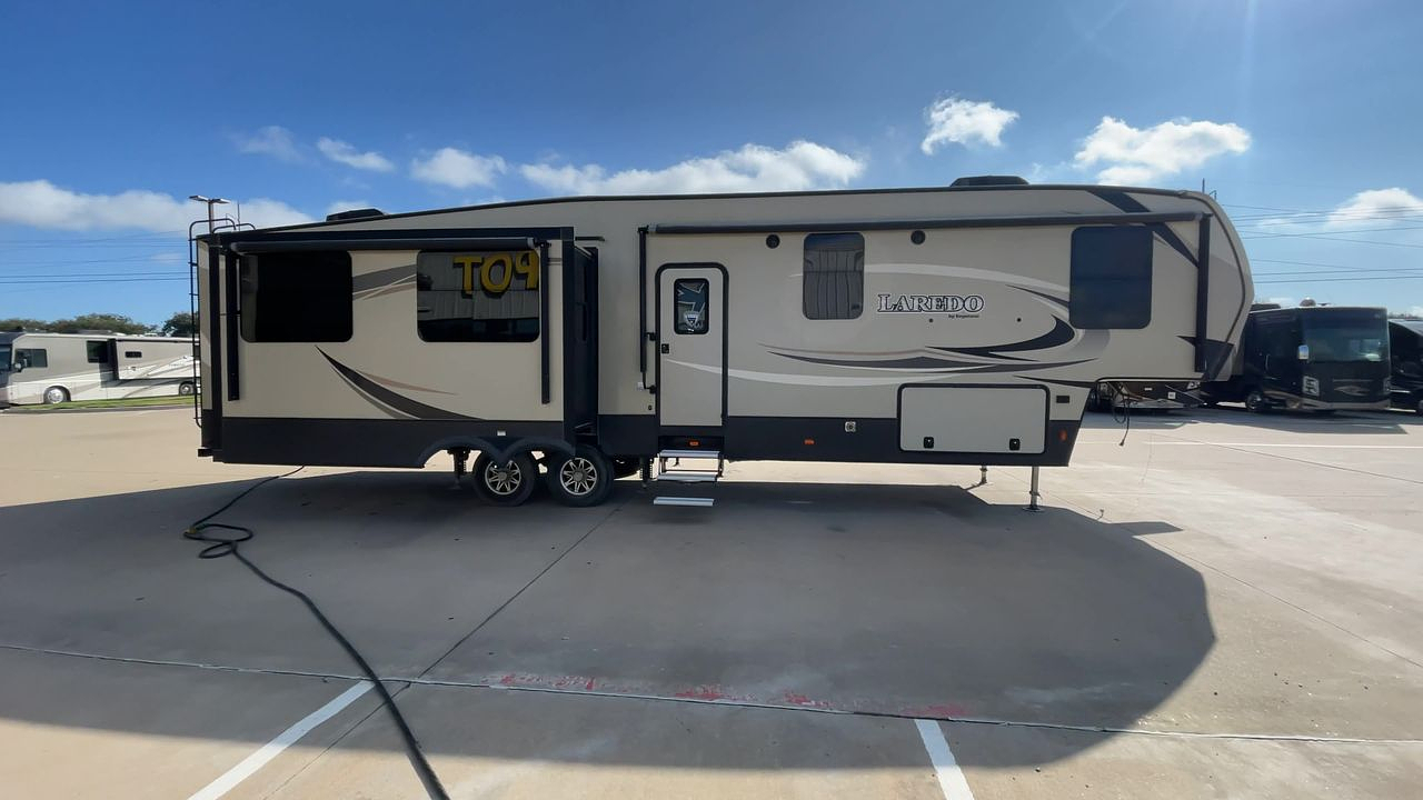 2019 KEYSTONE LAREDO 358BP