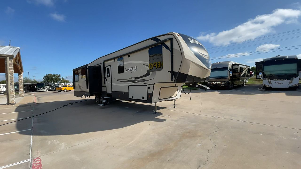 2019 KEYSTONE LAREDO 358BP