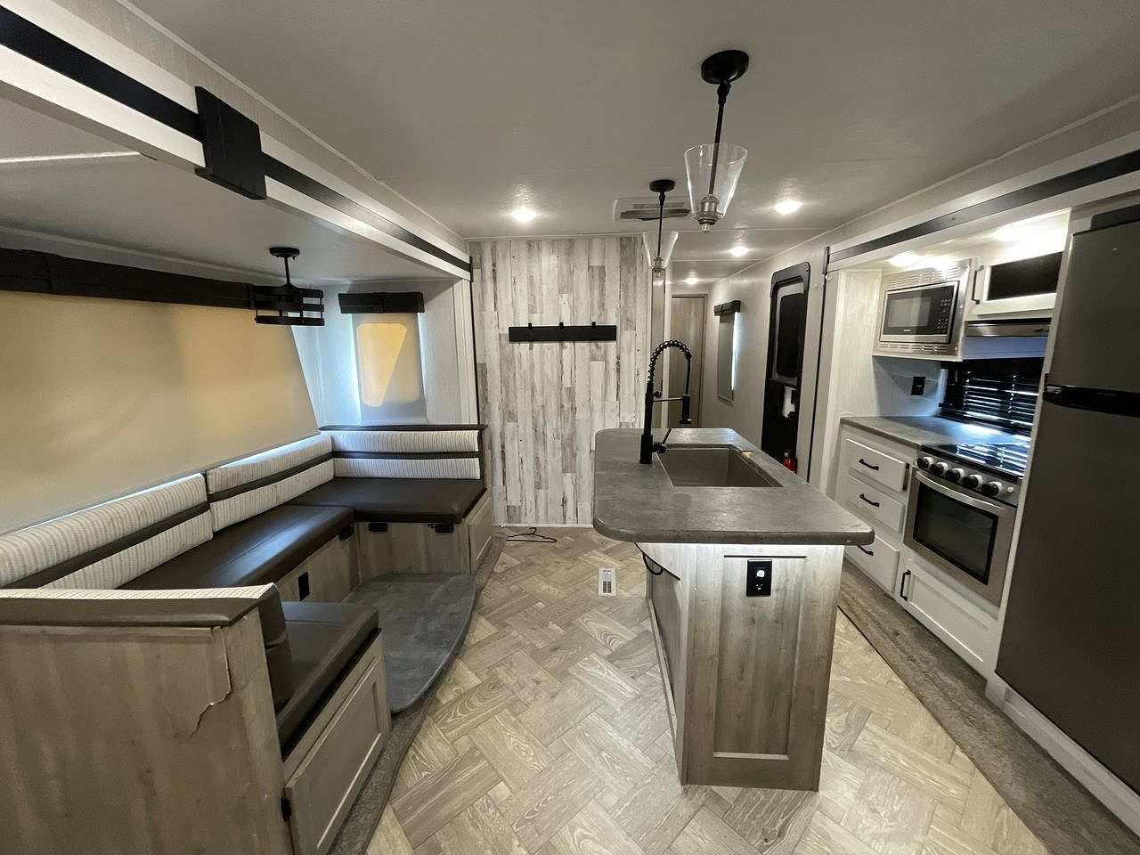 2022 FOREST RIVER PUMA 32MBDS