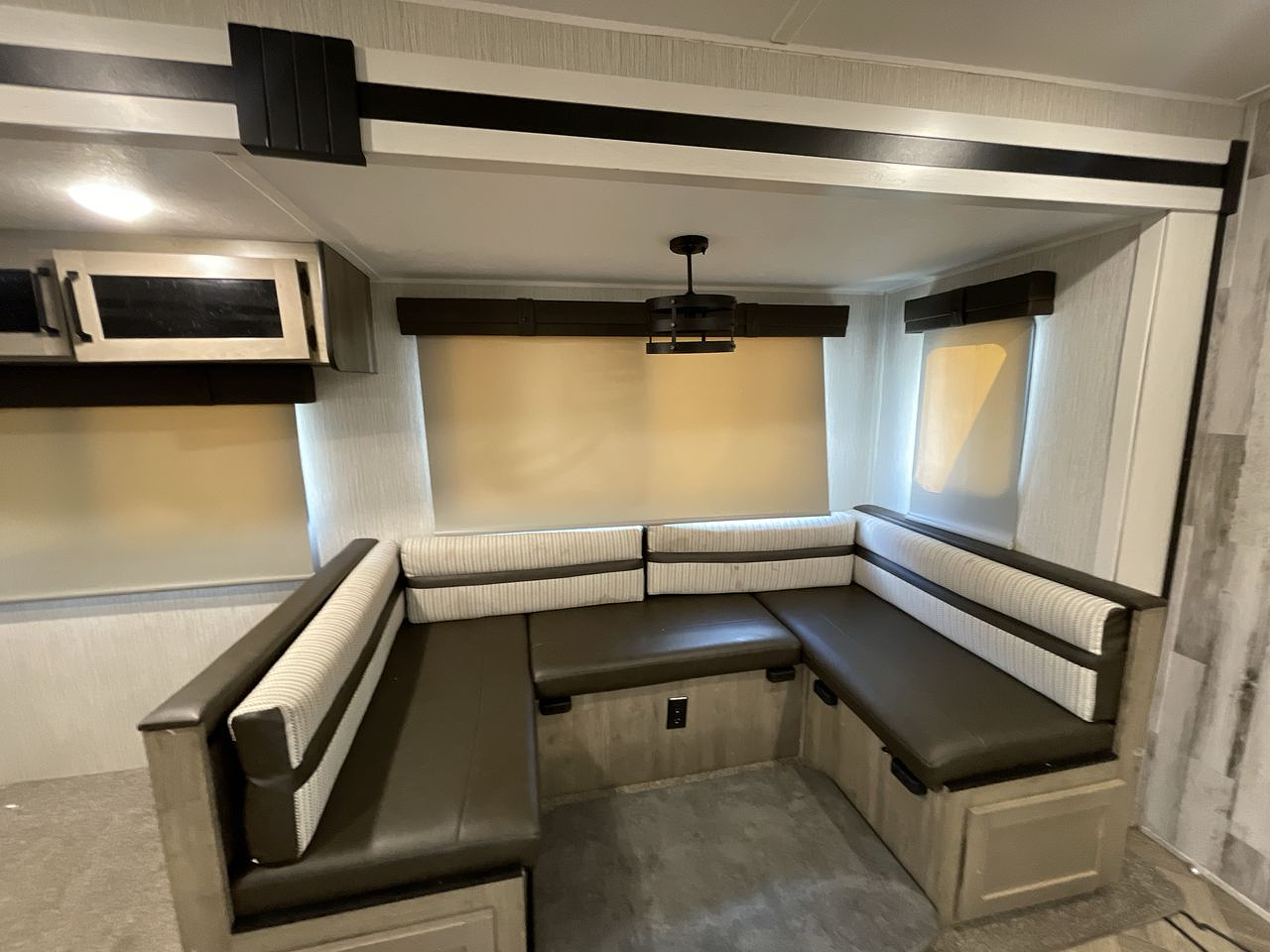 2022 FOREST RIVER PUMA 32MBDS