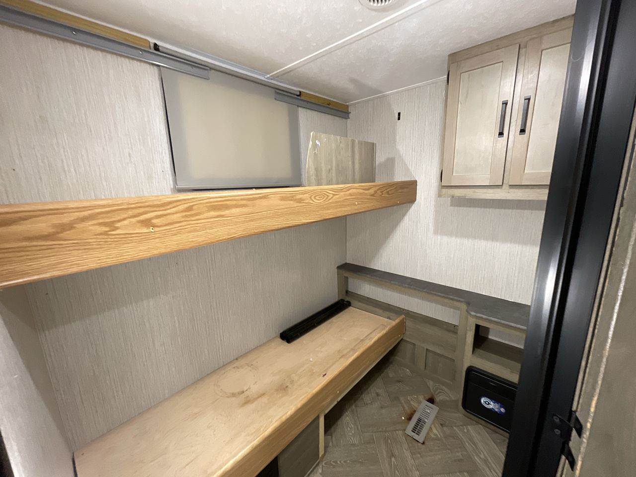 2022 FOREST RIVER PUMA 32MBDS