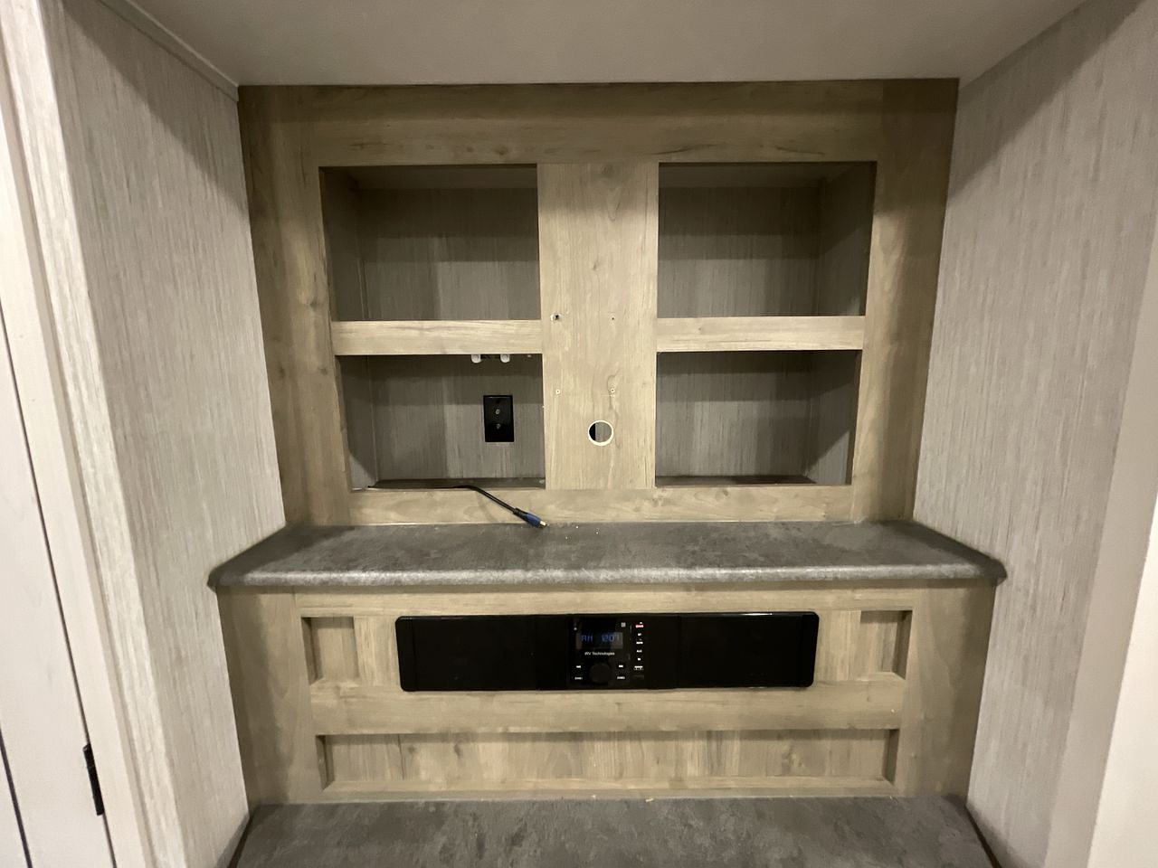 2022 FOREST RIVER PUMA 32MBDS