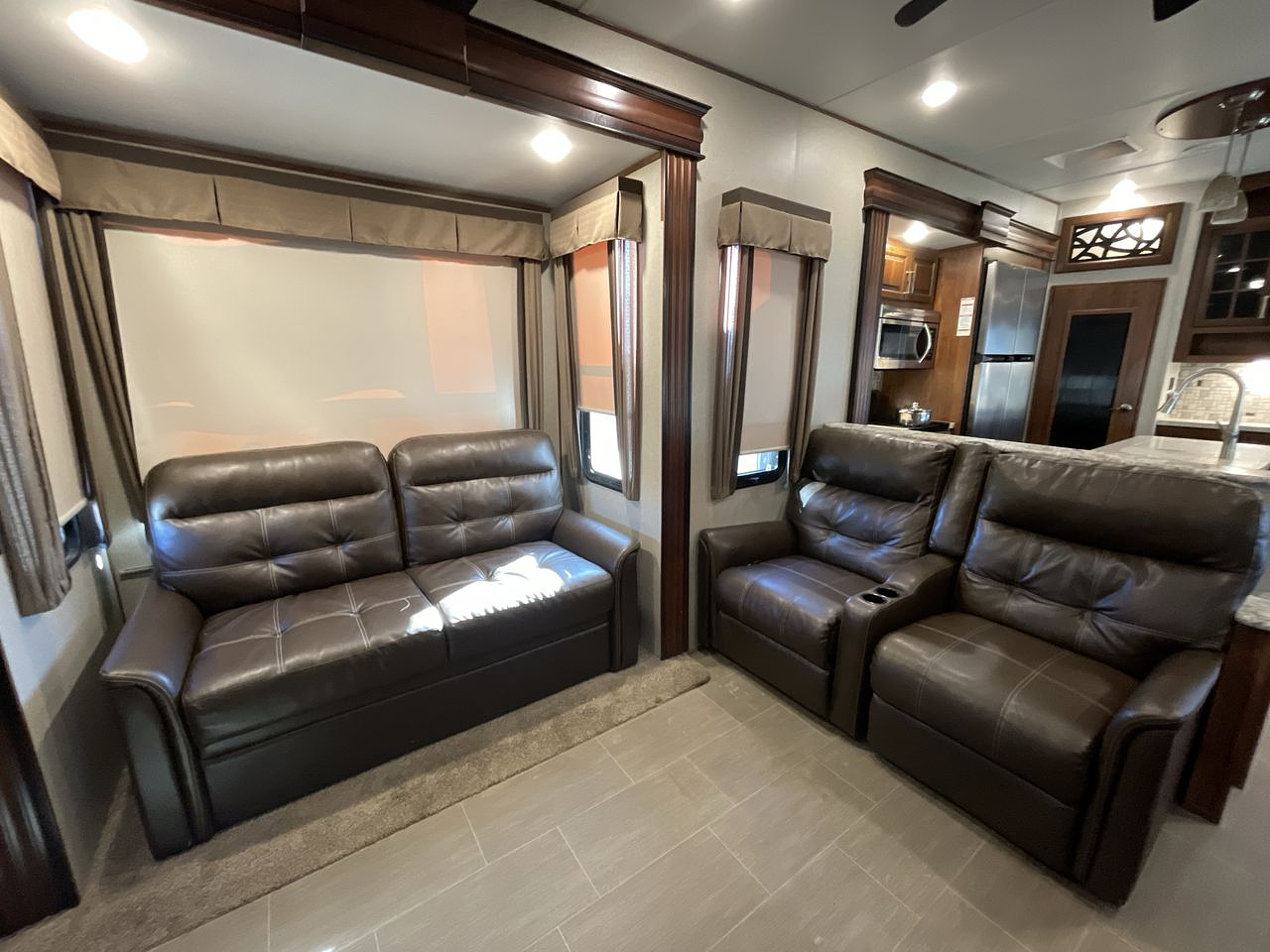 2018 KEYSTONE AVALANCHE 370RD