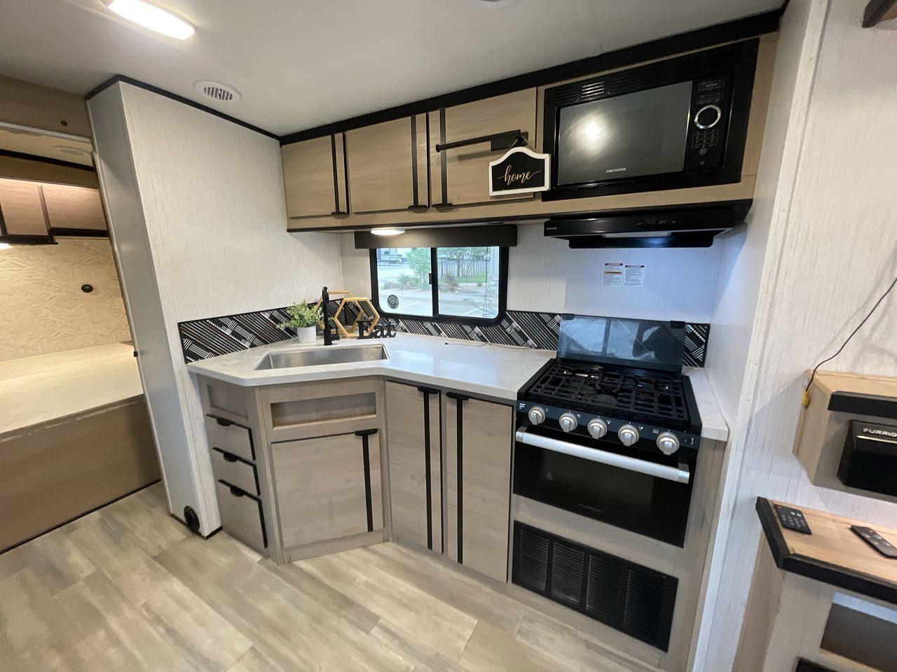 2022 CRUISER RADIANCE 28BH