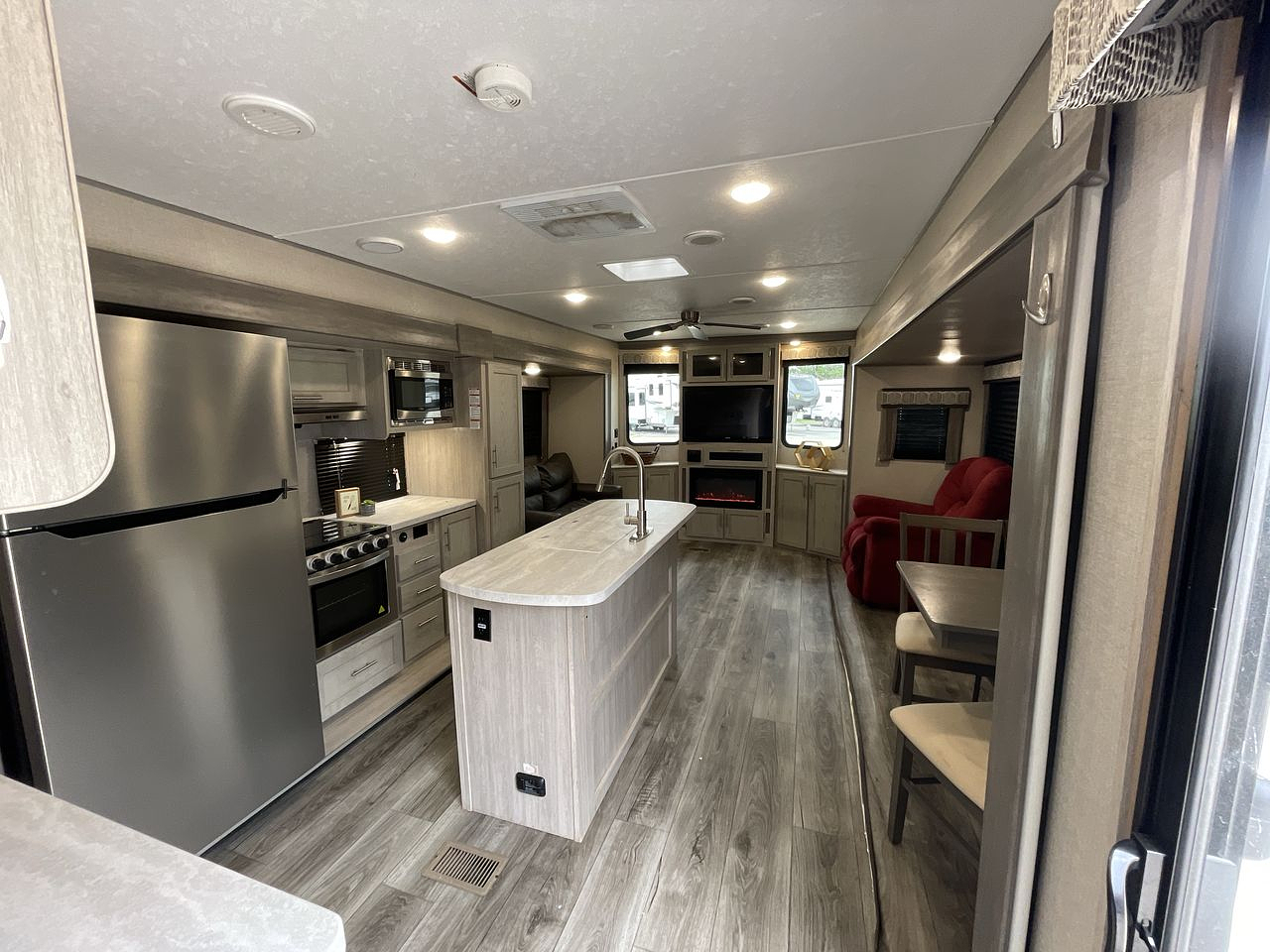 2023 COACHMEN CATALINA 39MKTS