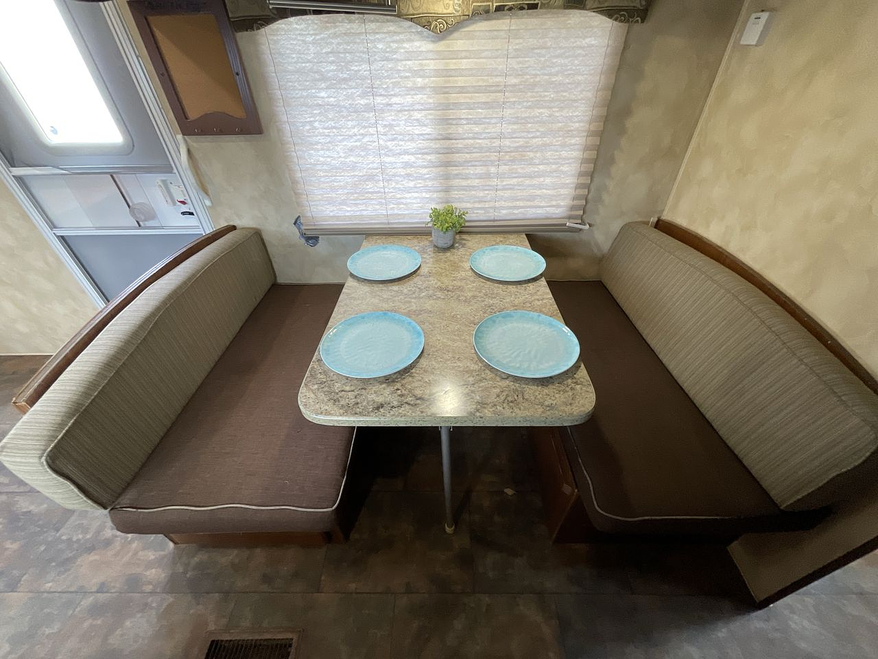 2012 NORTHWOOD ARCTIC FOX 22H