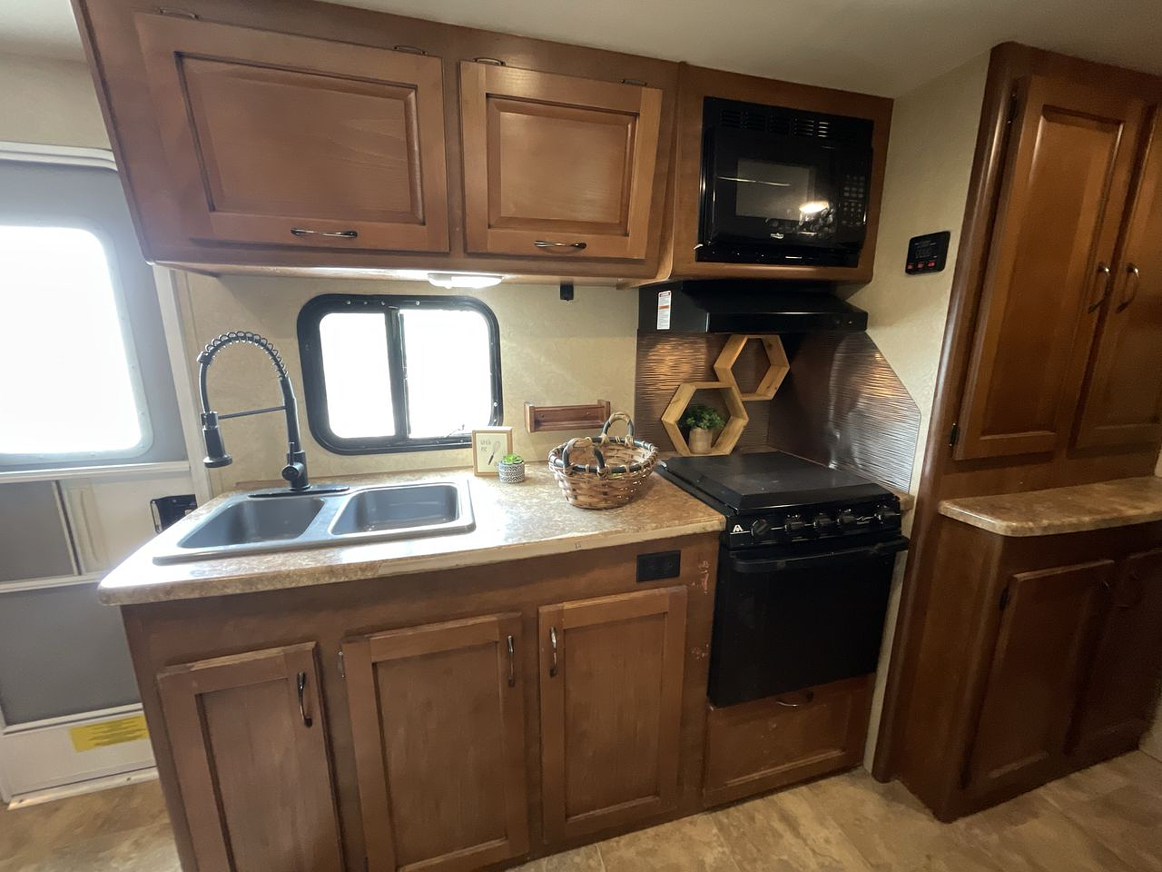 2016 LANCE CAMPER LANCE 2295