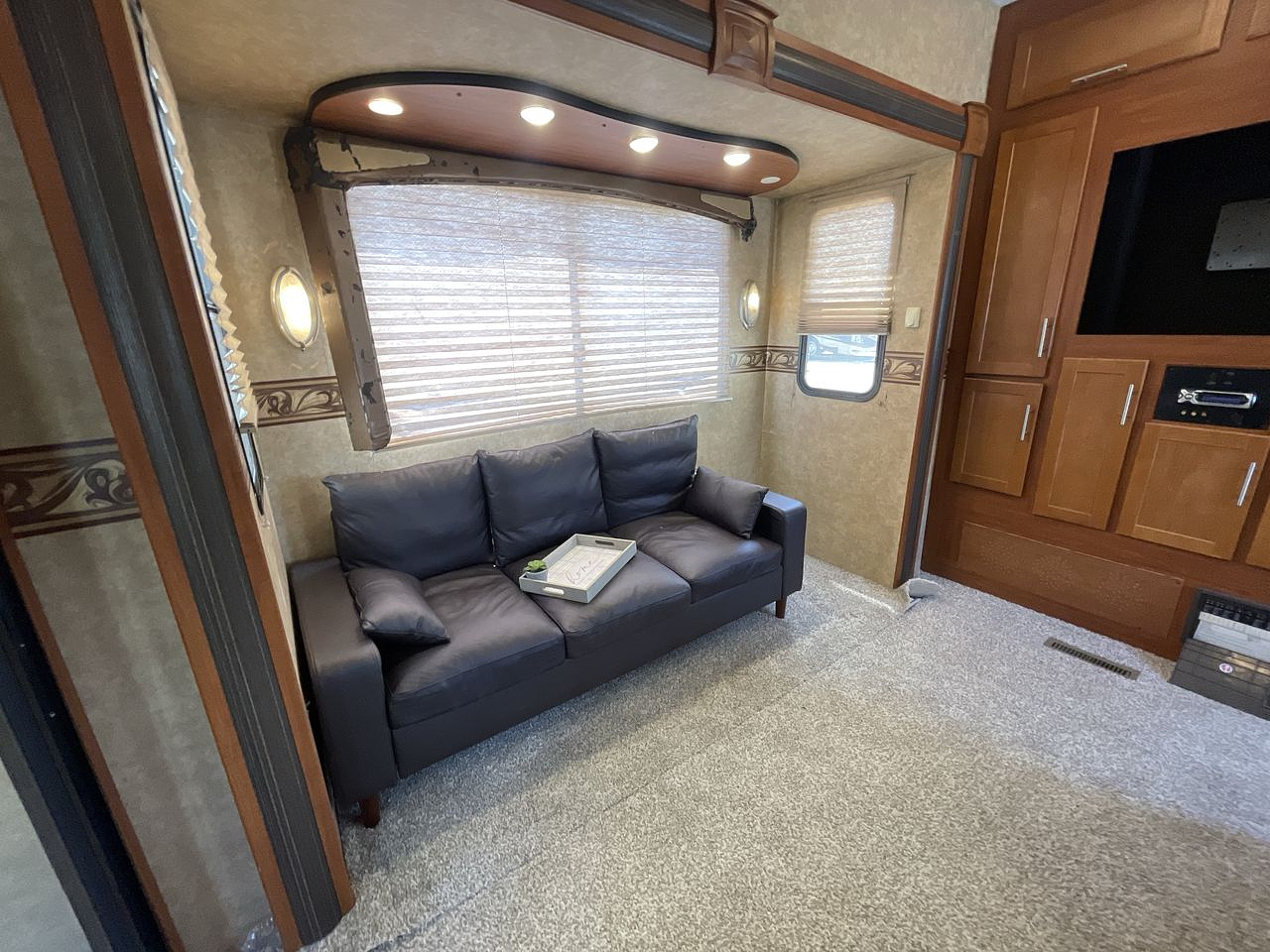 2011 HEARTLAND ROAD WARRIOR 305RW