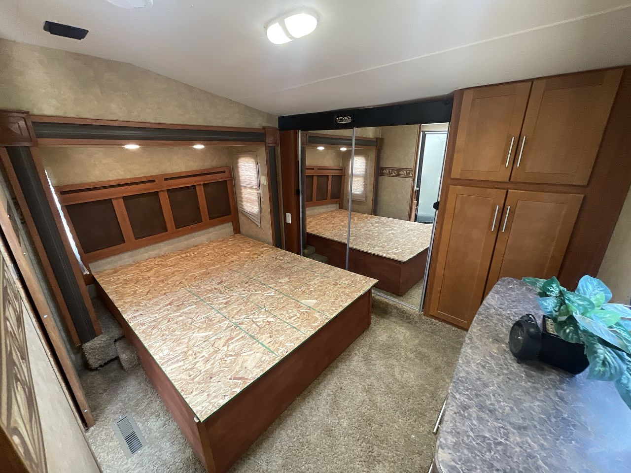 2011 HEARTLAND ROAD WARRIOR 305RW