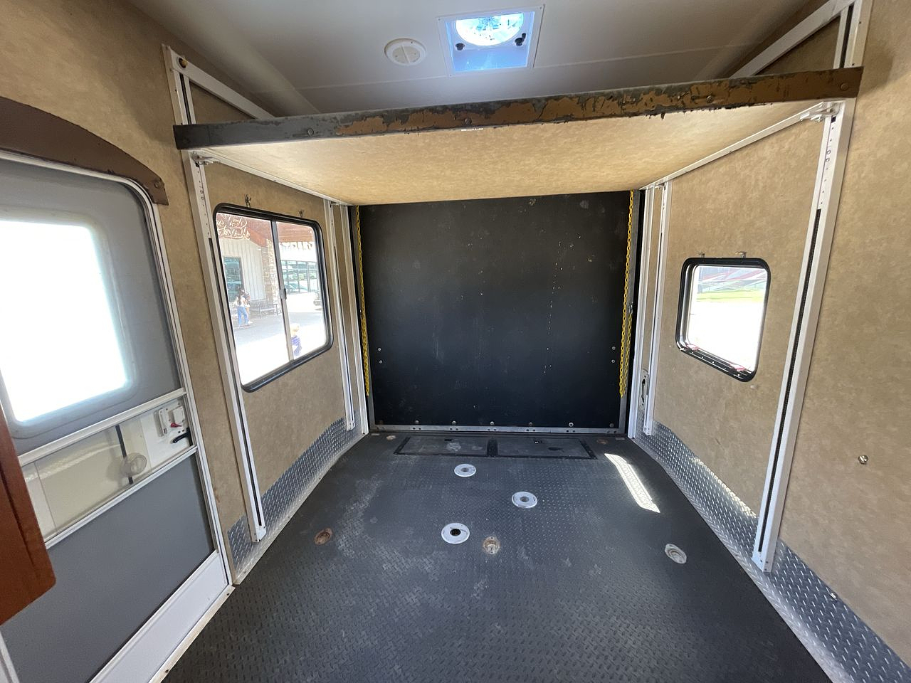 2011 HEARTLAND ROAD WARRIOR 305RW