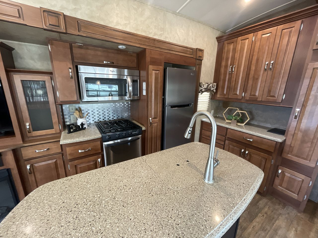 2015 FOREST RIVER CEDAR CREEK 33IK