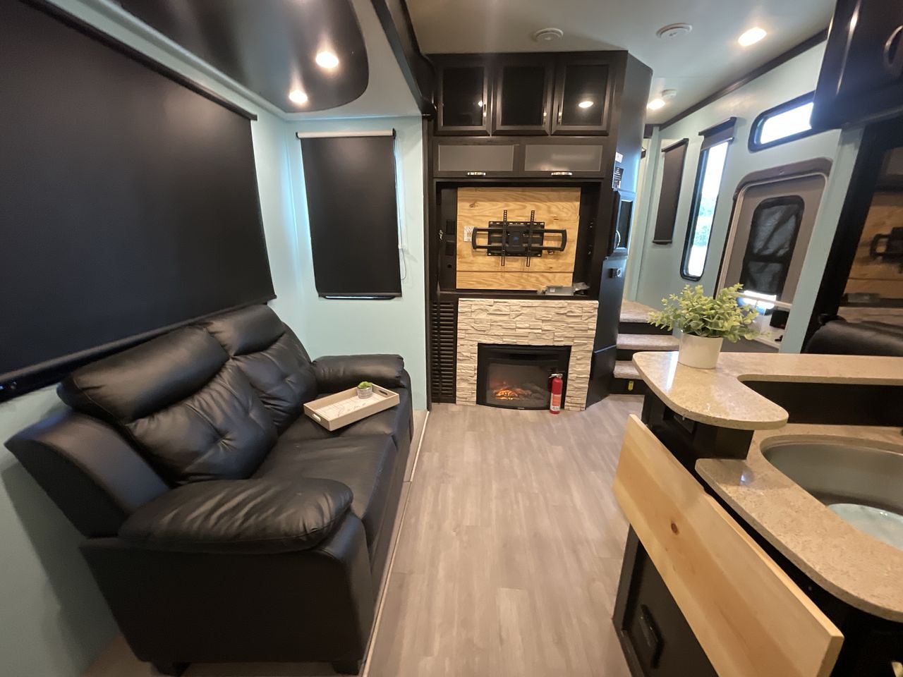 2016 DUTCHMEN VOLTAGE 4150