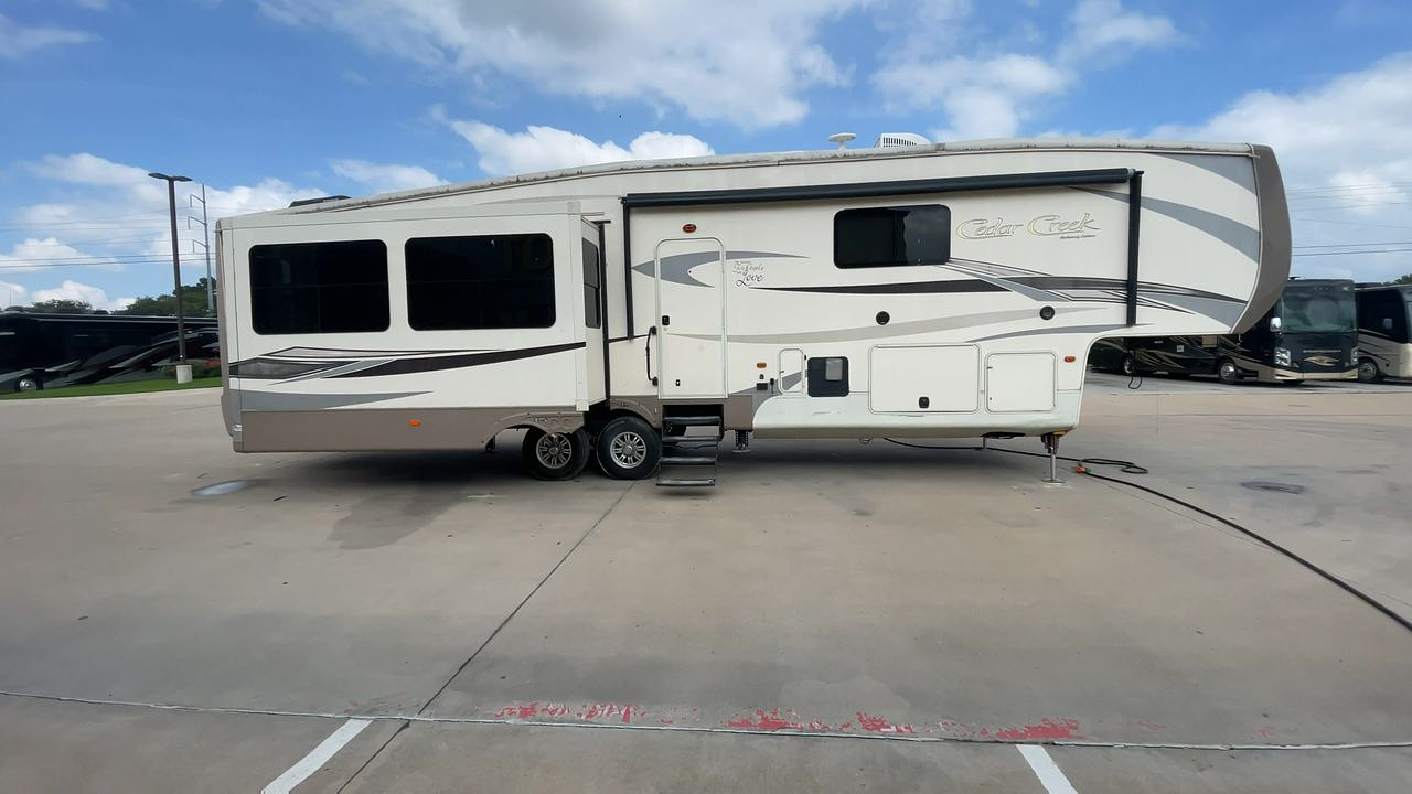 2016 CEDAR CREEK HATHAWAY 38FB2