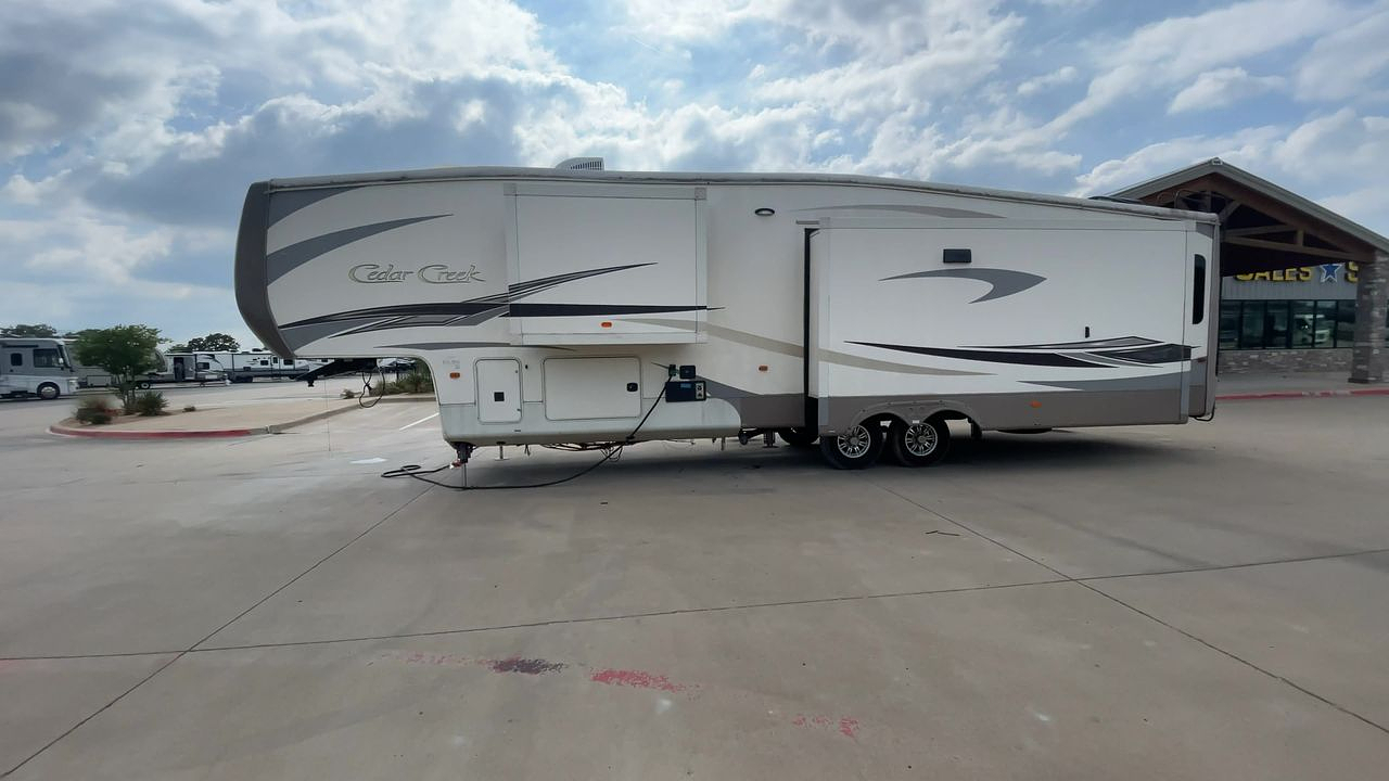 2016 CEDAR CREEK HATHAWAY 38FB2