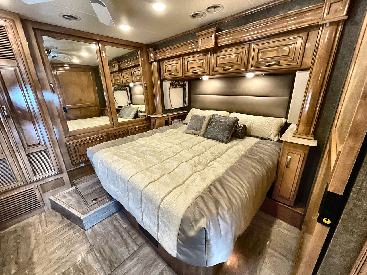 2018 THOR VENETIAN 37M