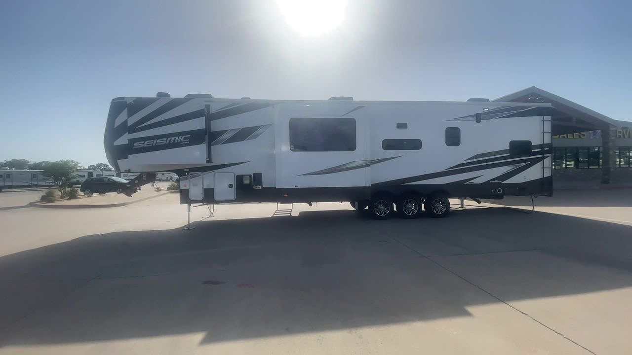 2025 JAYCO SEISMIC 399