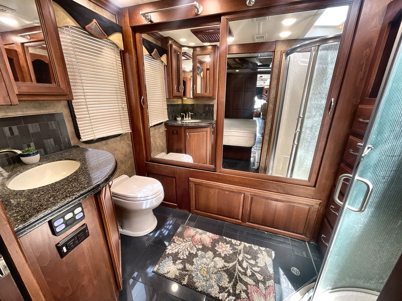 2013 AMERICAN COACH TRADITION 42M