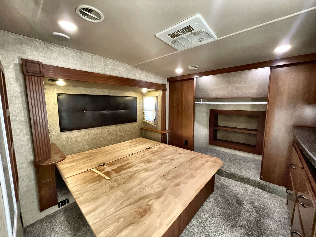 2015 FOREST RIVER SIERRA 371REBH