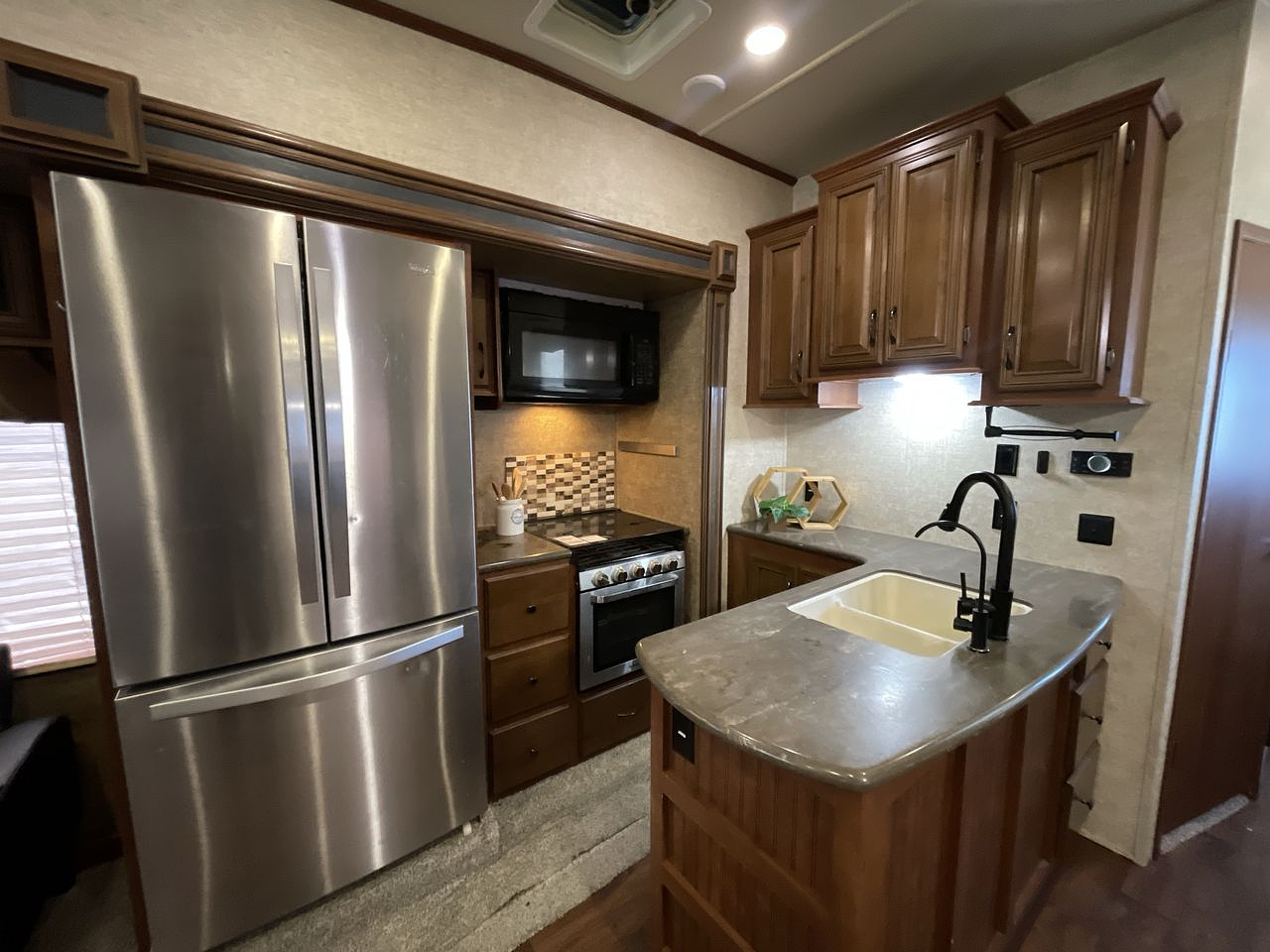 2015 FOREST RIVER SIERRA 371REBH