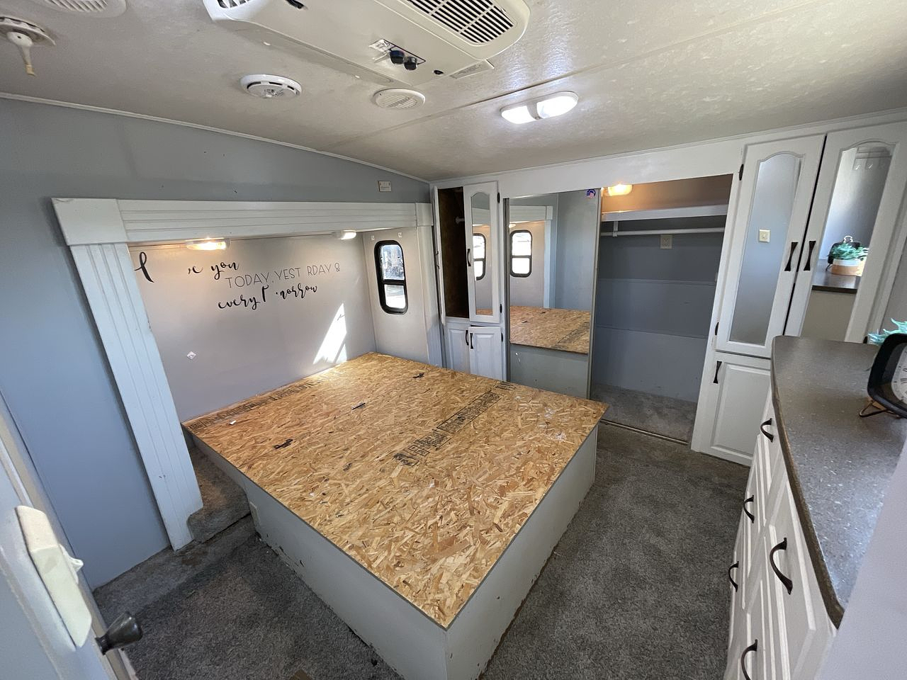 2009 CHALLENGER 34SDB