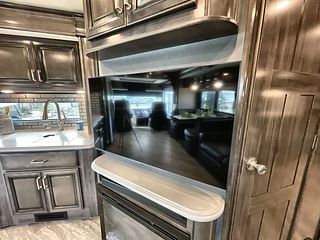 2021 Fleetwood Pace Arrow LXE 38N interior photo 4